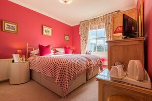 Sábanas italianas Frette, decoración personalizada y muebles diferentes 