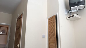 Single Room | Iron/ironing board (on request), free cots/infant beds, free WiFi - Portland Lodge Hotel (Portland)