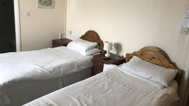 Twin Room | Iron/ironing board (on request), free cots/infant beds, free WiFi - Portland Lodge Hotel (Portland)