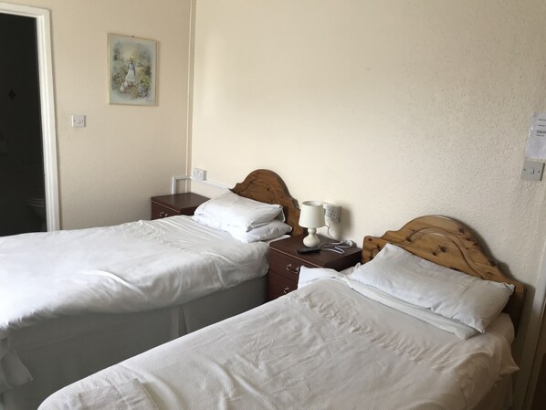 Zweibettzimmer | Bügeleisen/Bügelbrett, kostenlose Babybetten, kostenloses WLAN