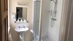 Family Room (4 people) | Bathroom | Shower, free toiletries, hair dryer, towels - Portland Lodge Hotel (Portland)