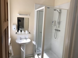Familienzimmer (4 people) | Badezimmer | Dusche, kostenlose Toilettenartikel, Haartrockner, Handtücher