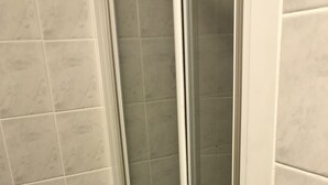 Twin Room | Bathroom | Shower, free toiletries, hair dryer, towels - Portland Lodge Hotel (Portland)