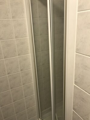 Zweibettzimmer | Badezimmer | Dusche, kostenlose Toilettenartikel, Haartrockner, Handtücher