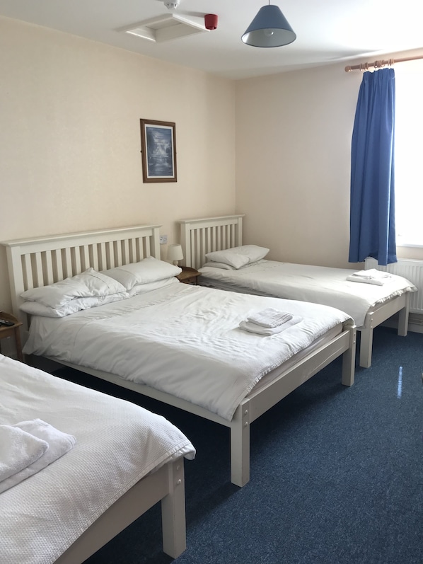 Family Room (4 people) | Iron/ironing board, free cribs/infant beds, free WiFi, bed sheets - Portland Lodge Hotel (Portland)