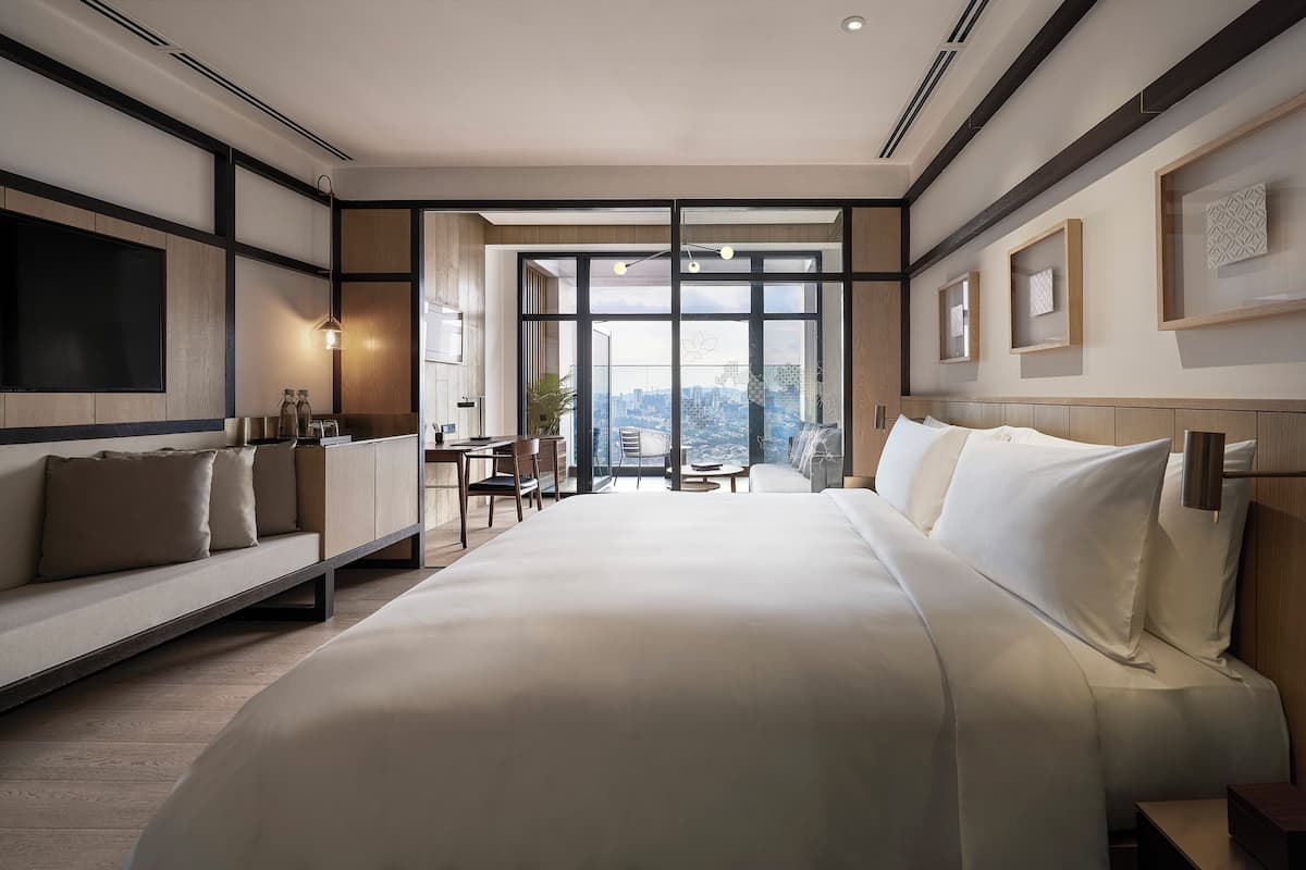 Hypo-allergenic bedding, in-room safe, desk, laptop workspace