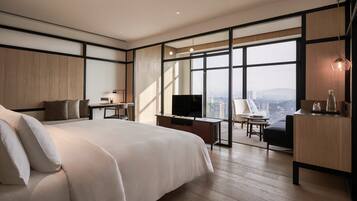 Hypo-allergenic bedding, in-room safe, desk, laptop workspace