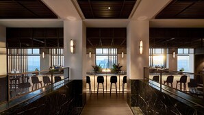 2 ห้องอาหาร, บริการอาหารเช้า อาหารกลางวัน อาหารเย็น และบรันช์