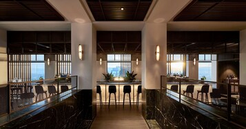 2 か所のレストラン、朝食、ランチ、ディナーに営業 (多国籍料理)