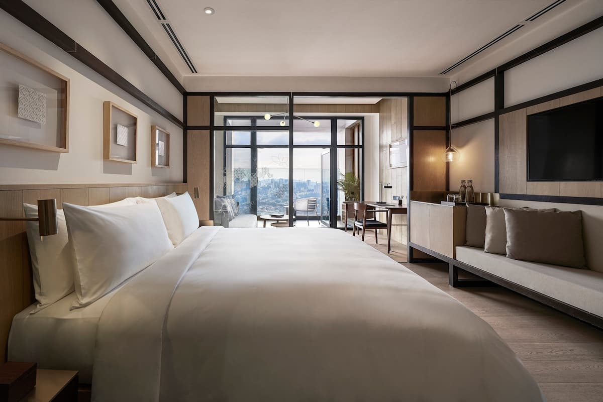 Hypo-allergenic bedding, in-room safe, desk, laptop workspace