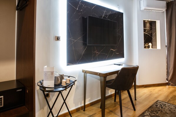 Kamar Double Deluks, 1 Tempat Tidur King | 1 kamar tidur dan didekorasi berbeda-beda