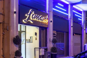 Voorkant accommodatie - avond/nacht