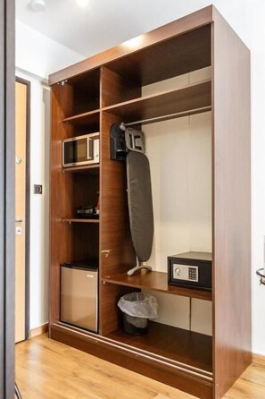 Kamar Double Deluks, 1 Tempat Tidur King | 1 kamar tidur dan didekorasi berbeda-beda