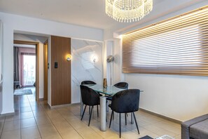 Deluxe Suite, 1 King Bed with Sofa bed | Living area | Smart TV - Limani Comfort Rooms (Thessaloniki)