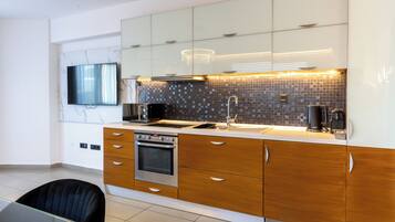 Deluxe Suite, 1 King Bed with Sofa bed | Private kitchen | Fridge