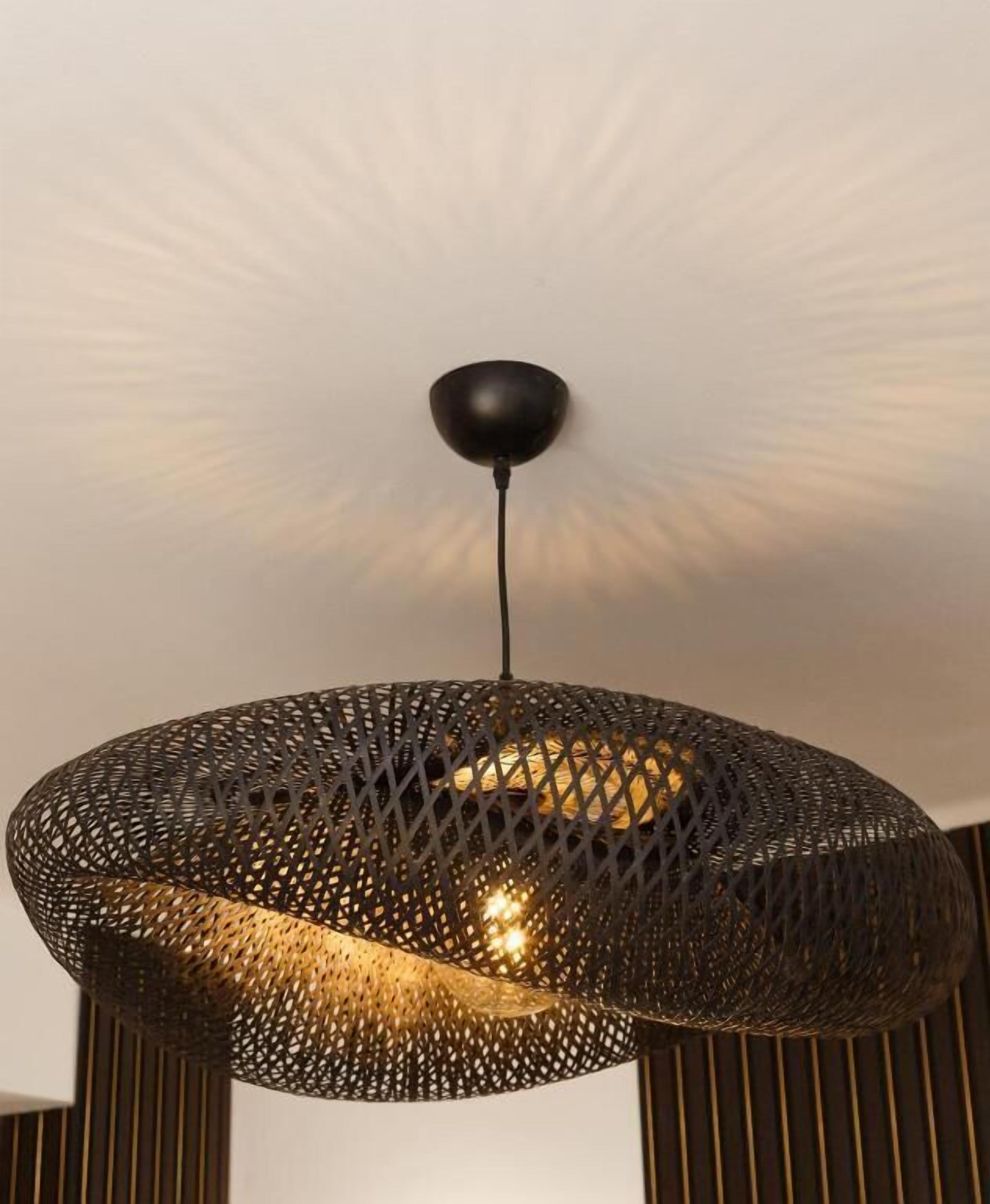 Un luminaire suspendu moderne, doté d’un design sphérique et d’une finition noire.