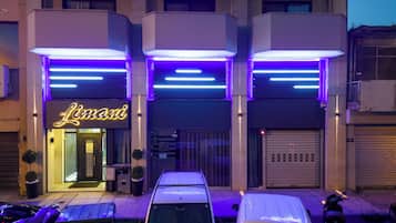 Fassade der Unterkunft – Abend/Nacht