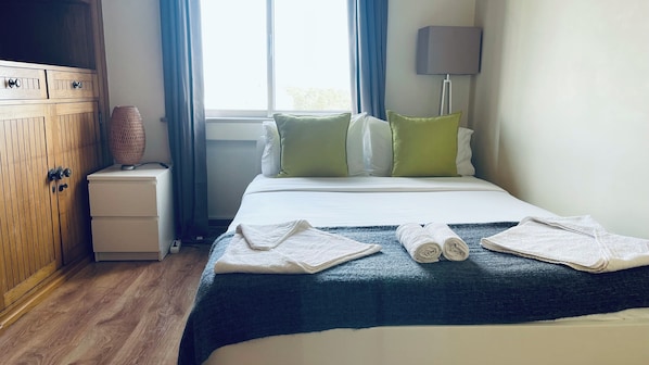 Dobbeltrom, delt bad, byutsikt | Skrivebord, lydisolert, strykejern/-brett og wi-fi (inkludert)