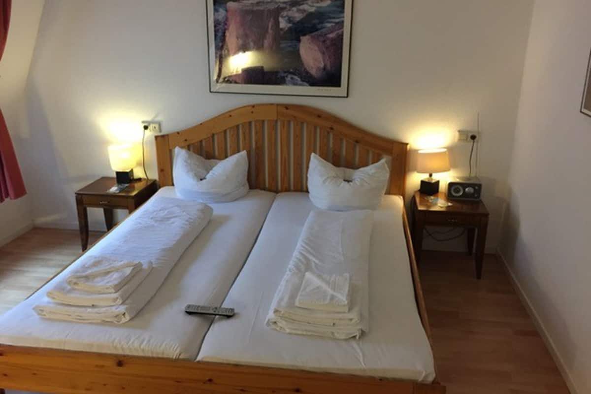 Escritorio, tabla de planchar con plancha, wifi gratis y ropa de cama