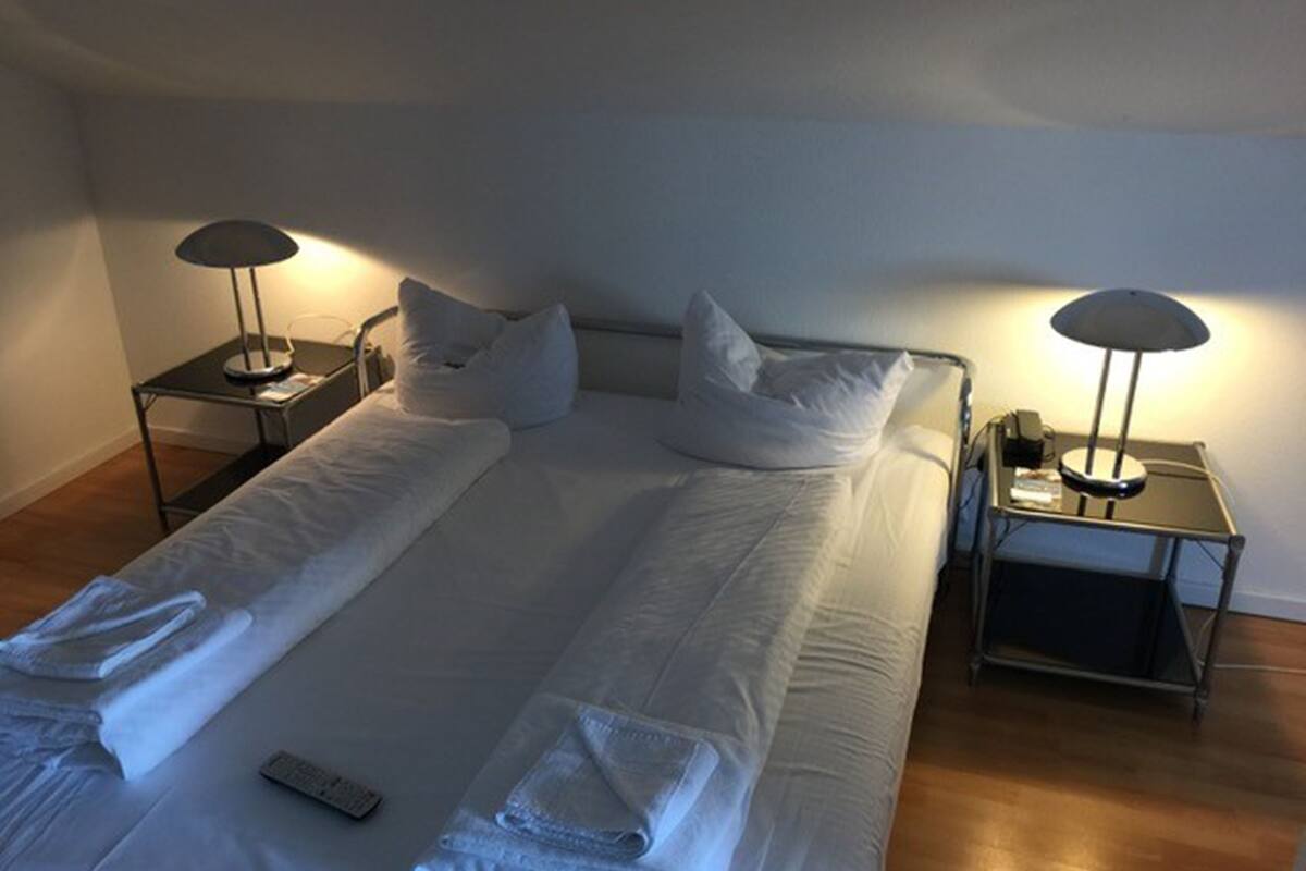 Escritorio, tabla de planchar con plancha, wifi gratis y ropa de cama