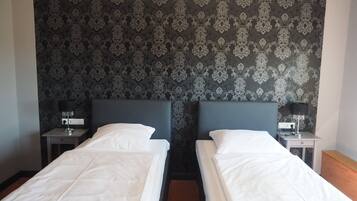 Business-Doppel- oder -Zweibettzimmer | Kostenloses WLAN, Bettwäsche