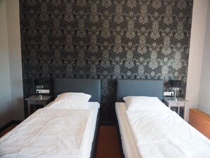 Business-Doppel- oder -Zweibettzimmer | Kostenloses WLAN, Bettwäsche