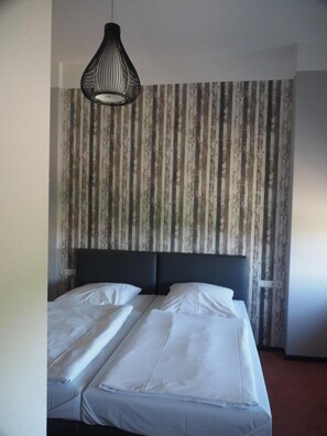 Free WiFi, bed sheets - Hotel Kipphut (Sarstedt)