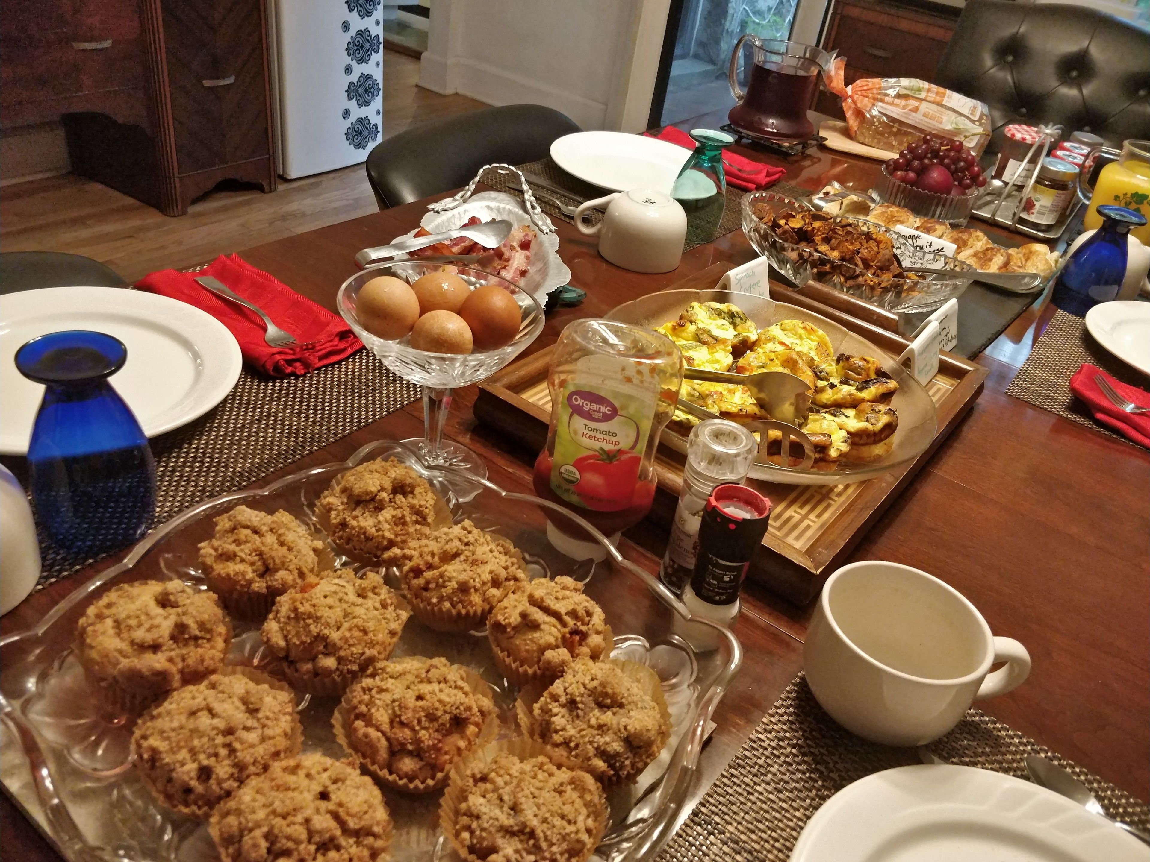 Un bufé de desayuno con diversos alimentos y salsas.