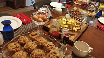 Un bufé de desayuno con diversos alimentos y salsas.