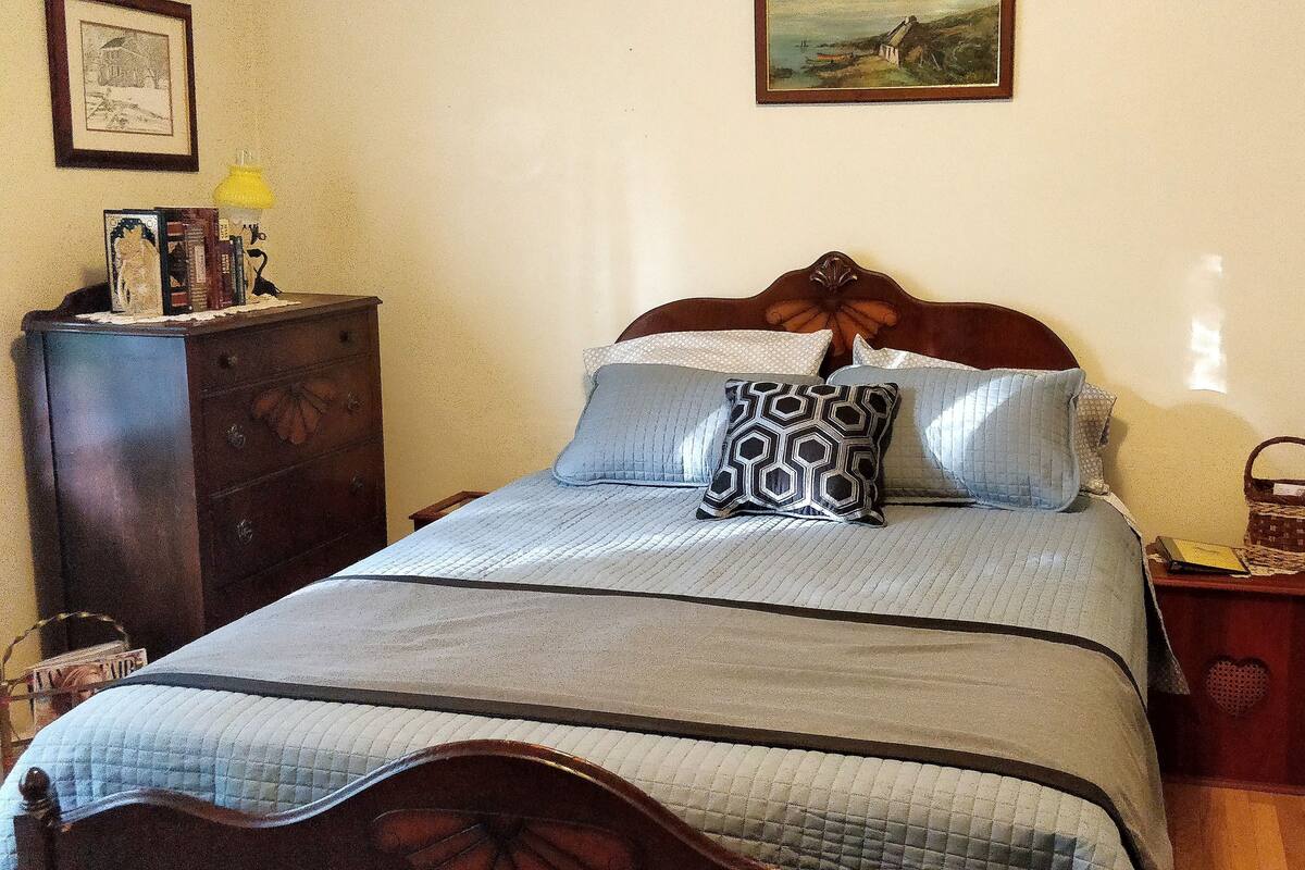 Premium bedding, pillowtop beds, iron/ironing board (on request)