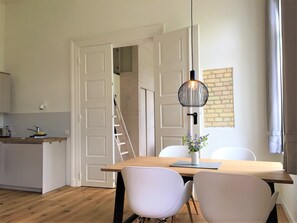 Apartment (Herrenhaus 1) | Essbereich im Zimmer