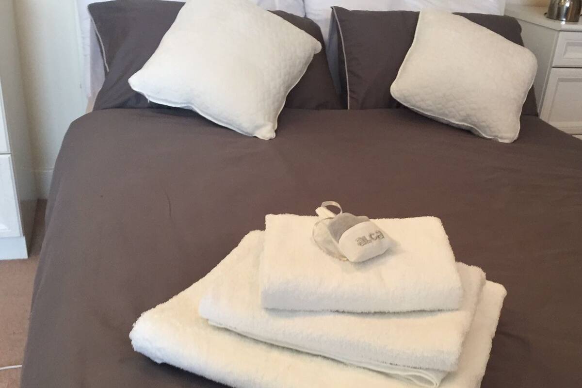 Double Room, Ensuite | In-room safe, desk, iron/ironing board (on request), WiFi (free)