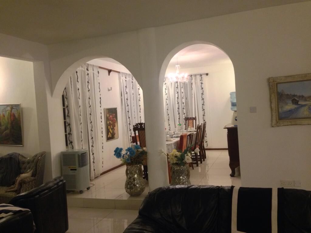 Sudah termasuk sarapan masakan setempat setiap hari