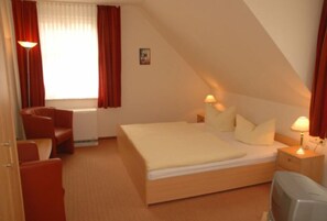 In-room safe, individually decorated, desk, free cribs/infant beds - Hotel Am Rathaus (Tangermünde)