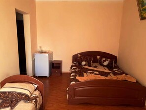 In-room safe, iron/ironing board, rollaway beds, free WiFi - Oganes Guesthouse (Sochi)