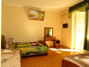In-room safe, iron/ironing board, rollaway beds, free WiFi - Oganes Guesthouse (Sochi)
