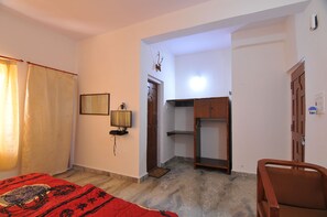 Habitación doble Deluxe de uso individual, 1 cama matrimonial, para fumadores, baño privado | Área de sala de estar