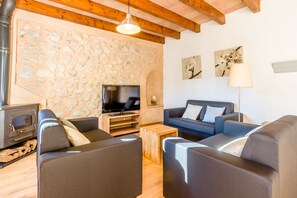 Villa, 3 habitaciones, piscina privada | Zona de estar | Una televisión de pantalla plana