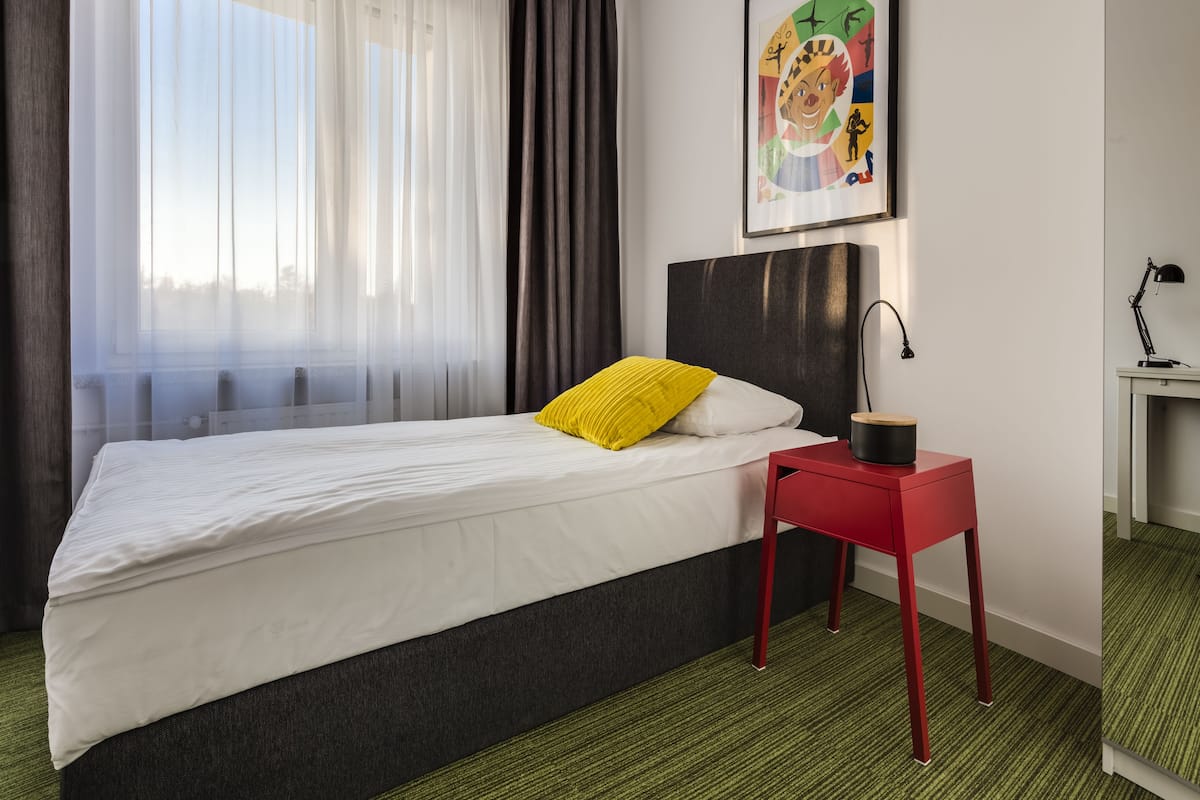 Chambre Simple | Literie de qualité supérieure, bureau, fer et planche à repasser