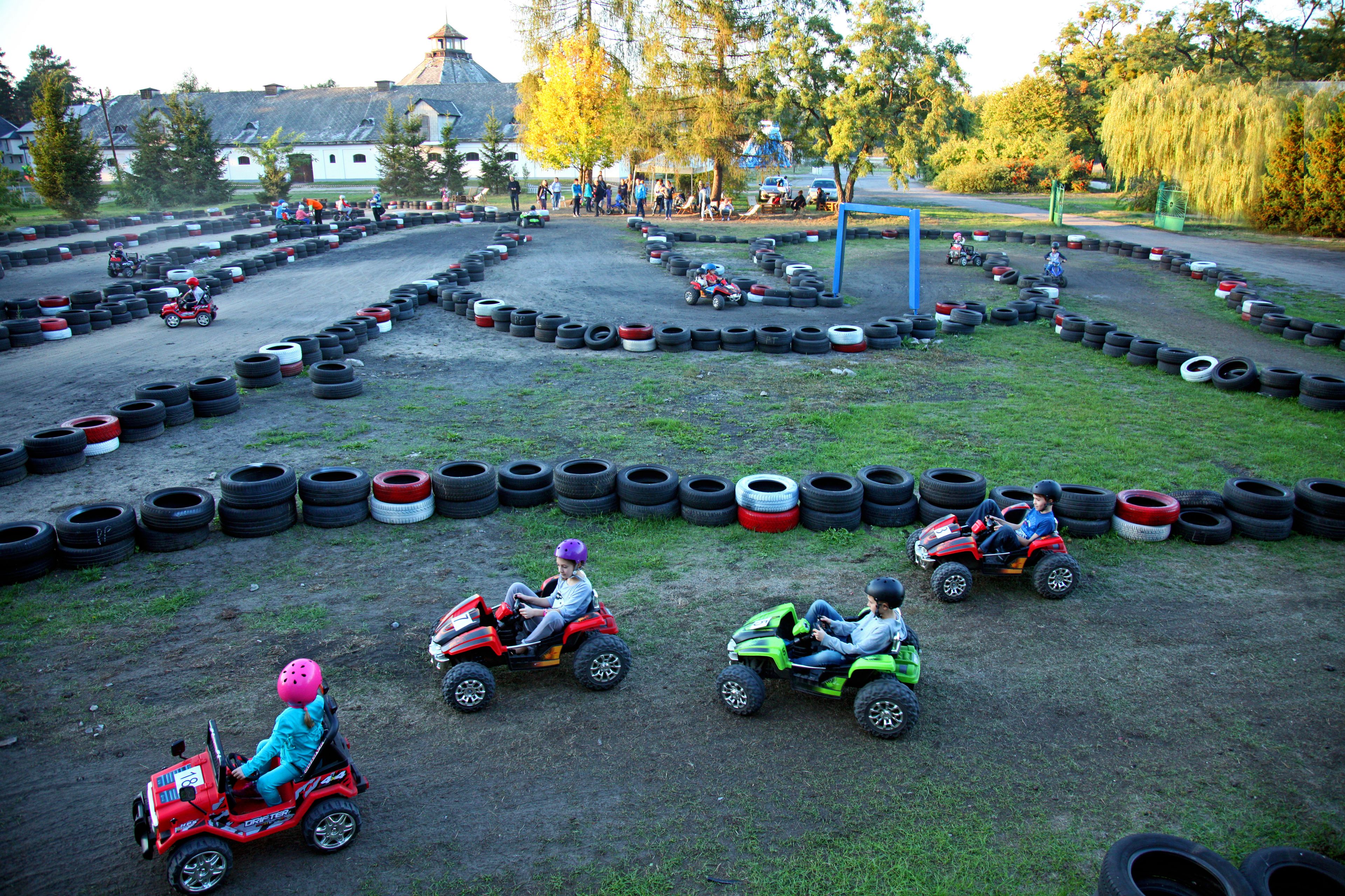 Une piste de karting avec plusieurs voies et des pneus disposés pour les courses.