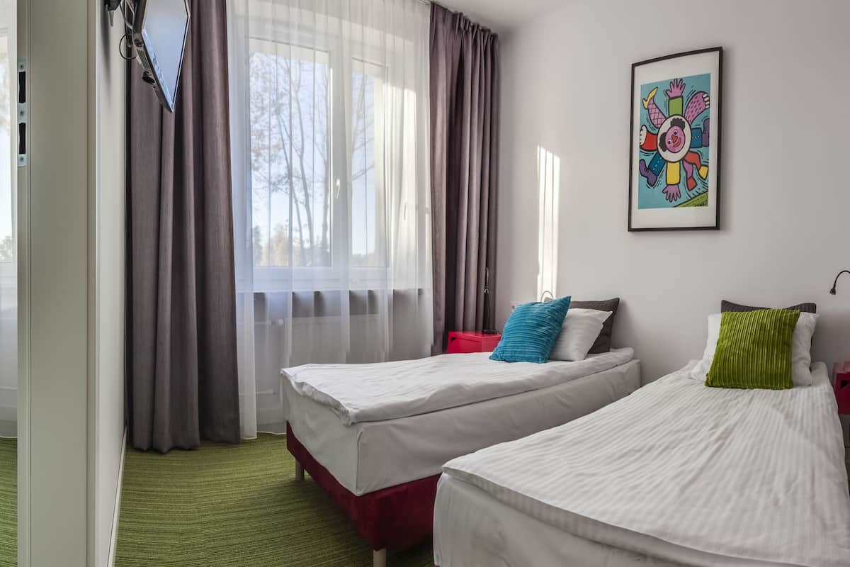 Chambre Triple, 3 lits une place | Literie de qualité supérieure, bureau, fer et planche à repasser