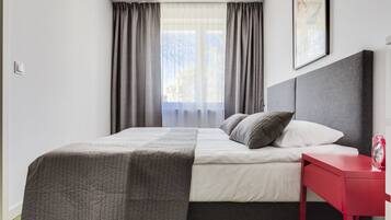 Premium bedding, desk, iron/ironing board, free WiFi