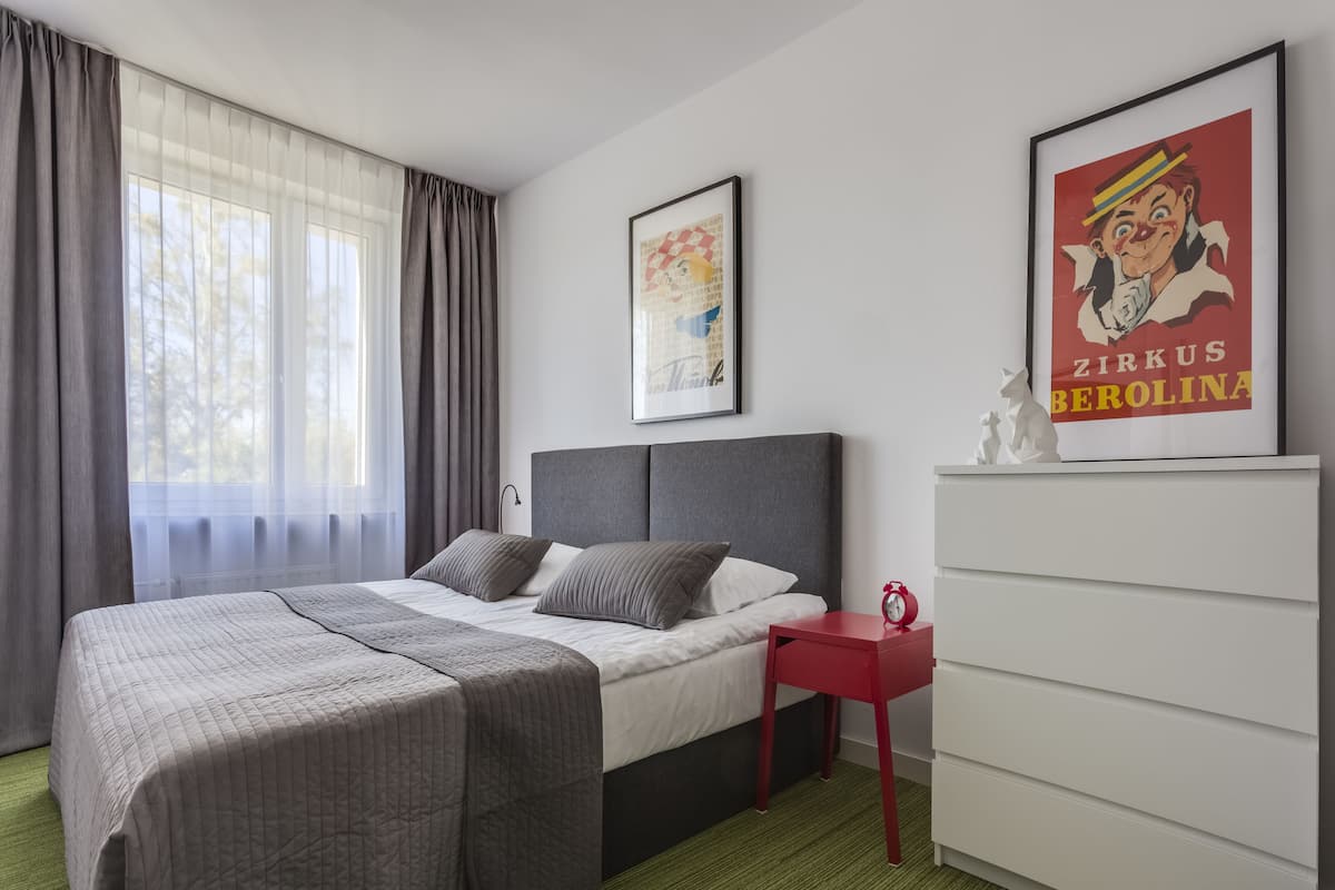 Chambre Double, 1 grand lit | Literie de qualité supérieure, bureau, fer et planche à repasser