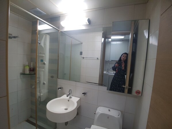 Room (1) | Bathroom | Shower, free toiletries, towels - Galaxy Gangnam Snh Tower2 (Seoul)