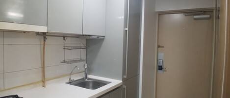 Habitación (1) | Cocineta privada | Refrigerador, microondas, parrilla de estufa y utensilios de cocina