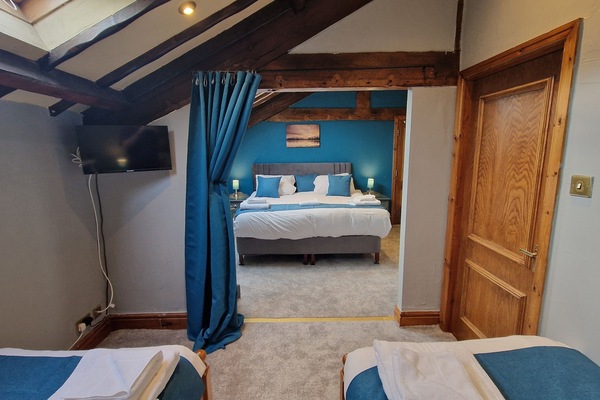 Family Room (Troutbeck) | Desk, iron/ironing board (on request), WiFi (free), bed sheets