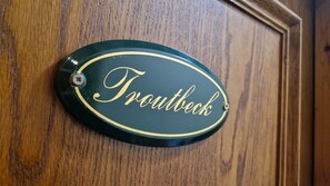 Escritorio, tabla de planchar con plancha, wifi gratis y ropa de cama