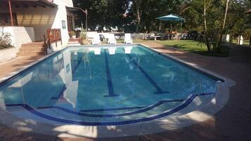 Piscina externa sazonal