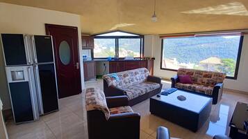 Panoramic-Suite, 2 Schlafzimmer | Wohnbereich | LED-Fernseher