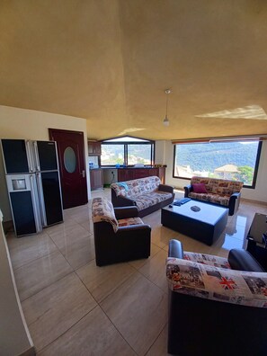 Suite panorámica, 2 habitaciones | Zona de estar | Una televisión LED